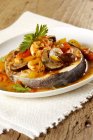Рыба-меч с креветками и грибным соусом — стоковое фото
