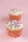 Cupcakes cobertos com creme e açúcar — Fotografia de Stock