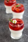 Vue rapprochée de Panacotta aux fraises — Photo de stock