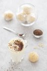 Крупним планом подання Білий шоколад з Amaretti печиво — стокове фото