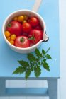 Cuisson avec des tomates dans une casserole — Photo de stock