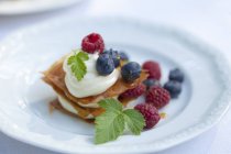 Closeup view of Millefeuille with lemon cream and berries — Stock Photo