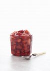 Vue rapprochée de la sauce aux fraises rôties dans un bocal en verre — Photo de stock
