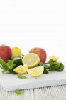 Äpfel Zitrone und Minze — Stockfoto