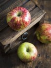 Manzanas sobre superficie de madera - foto de stock