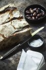 Хлеб с черными оливками и морской солью — стоковое фото