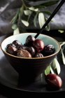 Bol d'olives marinées — Photo de stock