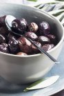 Olives mélangées marinées dans un bol — Photo de stock