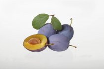 Fresh Plums with leaves — Stock Photo