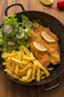 Fish and Chips mit Blumensalat — Stockfoto