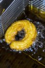 Vista close-up de Churro em uma fritadeira de gordura profunda com óleo — Fotografia de Stock