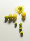 Frische Bio-Zitronen und Limetten — Stockfoto