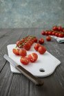 Tomates cerises à bord — Photo de stock