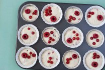 Крем-сирні кекси з червоними ягодами — стокове фото