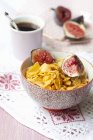 Cornflakes with fresh figs — Stock Photo