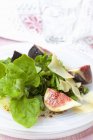 Spinaci neozelandesi con fichi e aceto balsamico su piatto bianco — Foto stock
