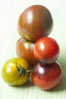 Tomates orgánicos surtidos - foto de stock