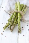 Un mucchio di asparagi verdi — Foto stock