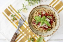 Тарелка спагетти с помидорами — стоковое фото