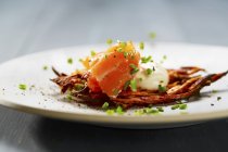Pasteles de patata suiza con salmón - foto de stock