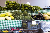 Légumes sur un stand de marché à l'extérieur — Photo de stock
