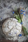 Ungebackenes Brot mit Mehl — Stockfoto