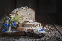 Нарезанный здоровый хлеб из муки — стоковое фото