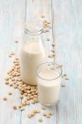 Visão elevada de leite de tremoço e sementes de tremoço — Fotografia de Stock