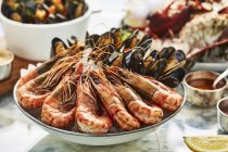 Prato de frutos do mar com camarões e mexilhões — Fotografia de Stock
