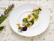 Asperges grillées avec un œuf de poulet grillé et des fleurs de printemps sur une assiette blanche — Photo de stock