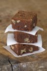 Stapel frisch gebackener Nuss-Brownies — Stockfoto