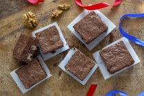 Brownies aux noix servant — Photo de stock