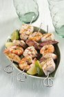 Fish and prawn kebabs with lime — Stock Photo