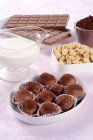 Vista de primer plano de Tartufi alle Nocciole Trufas italianas de avellana con leche y chocolate - foto de stock