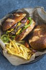Burger in Brezelbrötchen — Stockfoto