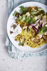 Curry-Pfannkuchen mit geröstetem Blumenkohl — Stockfoto