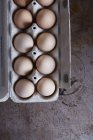 Ovos frescos em caixa de cartão — Fotografia de Stock