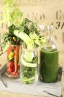 Смешанный овощной сок — стоковое фото