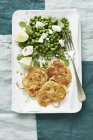Spaghetti pasta fritters with peas and limes — Stock Photo