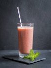 Milchfreier veganer Smoothie mit roten Früchten — Stockfoto