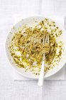 Pâtes spaghetti au pesto et pignons de pin — Photo de stock