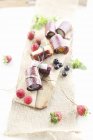 Крупный план веганских фруктовых рулонов со свежими ягодами — стоковое фото