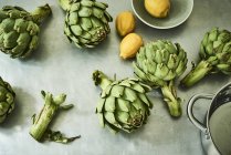 Carciofi verdi e limoni — Foto stock