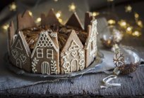 Cake in a ring of gingerbread houses — Stock Photo