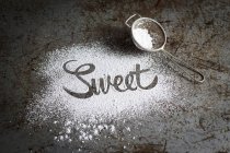 Vue rapprochée du mot Sweet écrit en sucre glace — Photo de stock
