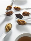 Vista elevata di cucchiai con diverse paste Miso — Foto stock