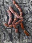 Vue de dessus des saucisses de Salsiccia sur la surface peinte — Photo de stock