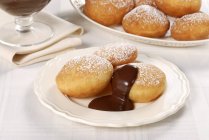 Italienische Donuts mit Schokoladensauce — Stockfoto