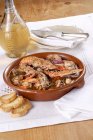 Vue surélevée de Brodetto Ragoût de fruits de mer italiens avec pain et boisson — Photo de stock