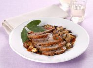Sliced roasted beef with porcini mushrooms — Stock Photo